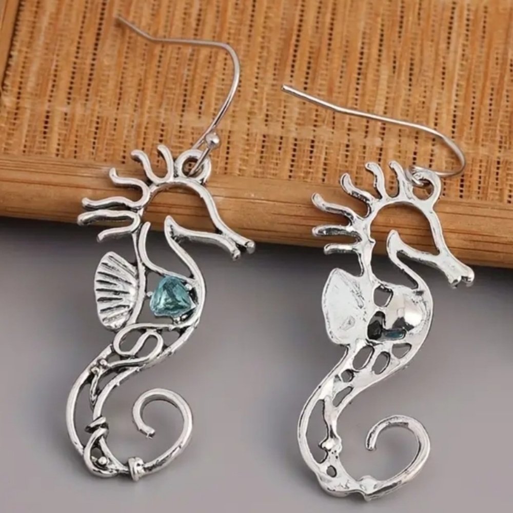 Seahorse Earrings -  Sparkling Faux Stones L👀K New Costume Jewelry - Picture 3 of 7